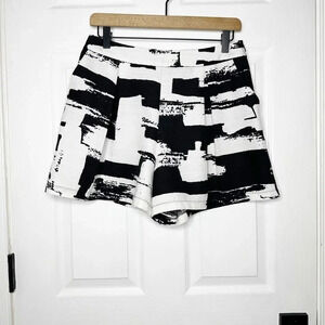 MAAC LONDON Dressy Shorts Size Small Black‎ White Abstract Geometric Print